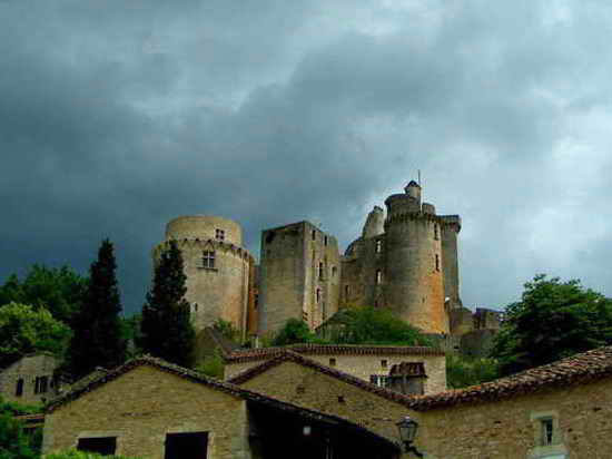 Le château de Bonaguil vu depuis le village